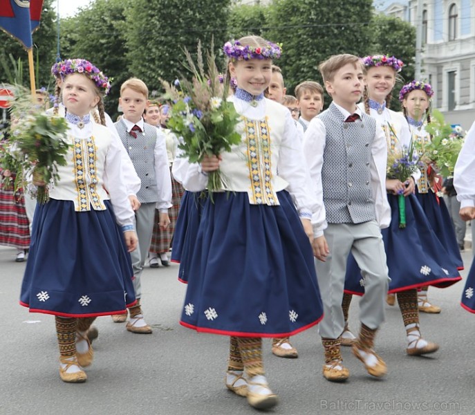 Dziesmu un deju svētku atklāšanas gājiens pulcē Rīgā visus Latvijas novadus (301-400) 226890