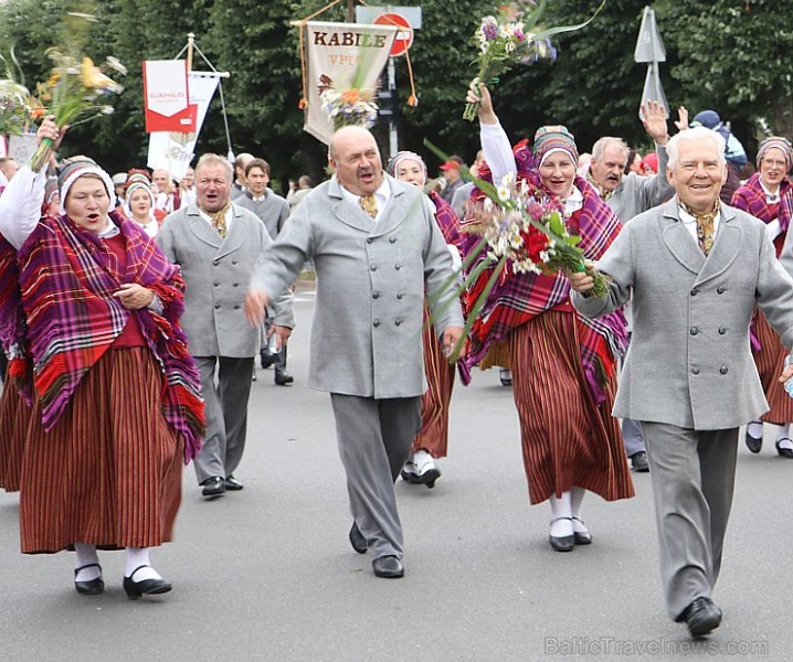 Dziesmu un deju svētku atklāšanas gājiens pulcē Rīgā visus Latvijas novadus (301-400) 226896