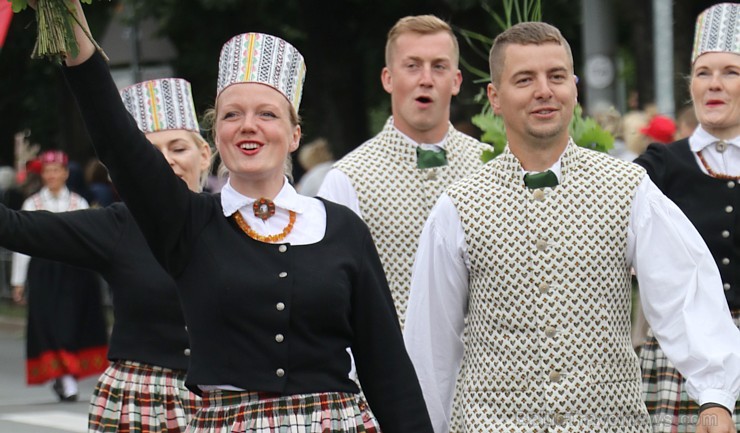 Dziesmu un deju svētku atklāšanas gājiens pulcē Rīgā visus Latvijas novadus (301-400) 226898