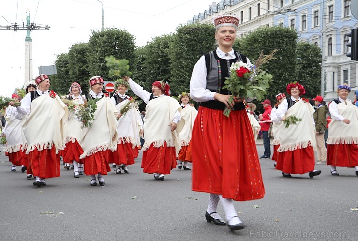 Dziesmu un deju svētku atklāšanas gājiens pulcē Rīgā visus Latvijas novadus (301-400) 226912