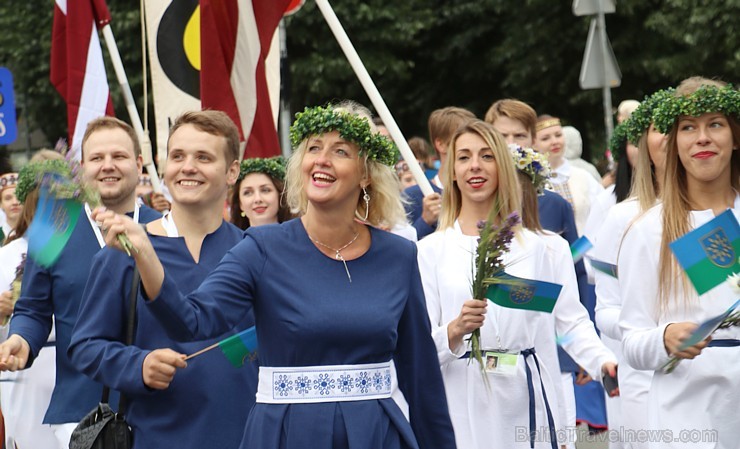Dziesmu un deju svētku atklāšanas gājiens pulcē Rīgā visus Latvijas novadus (301-400) 226924