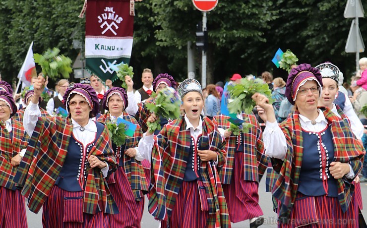 Dziesmu un deju svētku atklāšanas gājiens pulcē Rīgā visus Latvijas novadus (301-400) 226928