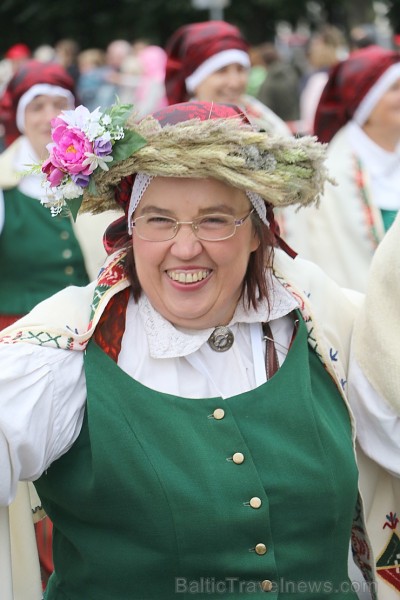 Dziesmu un deju svētku atklāšanas gājiens pulcē Rīgā visus Latvijas novadus (301-400) 226931