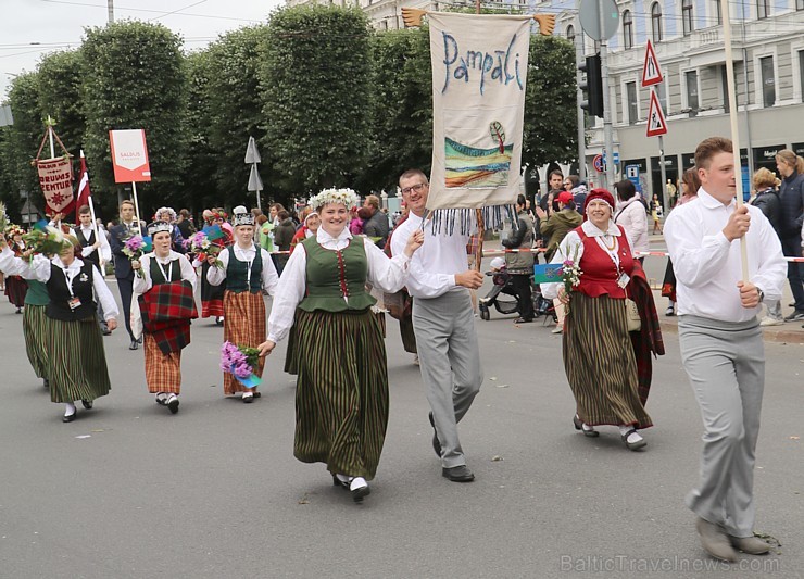 Dziesmu un deju svētku atklāšanas gājiens pulcē Rīgā visus Latvijas novadus (301-400) 226932