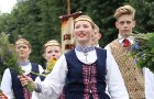 Dziesmu un deju svētku atklāšanas gājiens pulcē Rīgā visus Latvijas novadus (301-400) 56