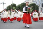 Dziesmu un deju svētku atklāšanas gājiens pulcē Rīgā visus Latvijas novadus (301-400) 77