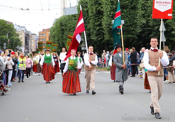 Dziesmu un deju svētku atklāšanas gājiens pulcē Rīgā visus Latvijas novadus (401-500) 226937