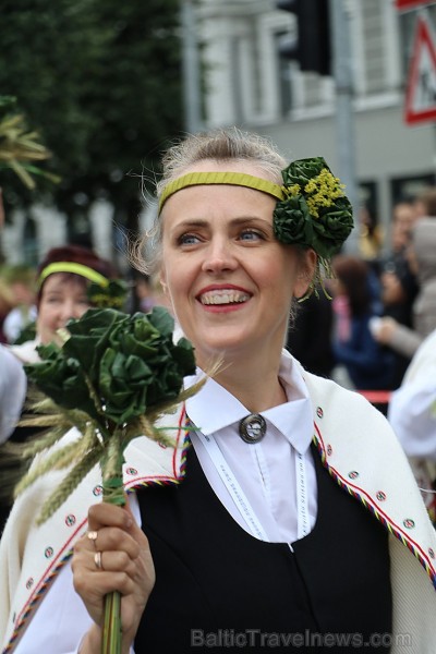 Dziesmu un deju svētku atklāšanas gājiens pulcē Rīgā visus Latvijas novadus (401-500) 226950