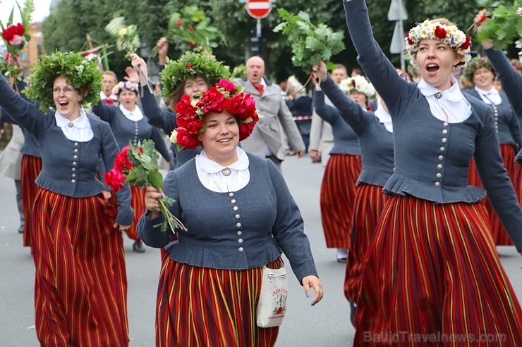 Dziesmu un deju svētku atklāšanas gājiens pulcē Rīgā visus Latvijas novadus (401-500) 226953
