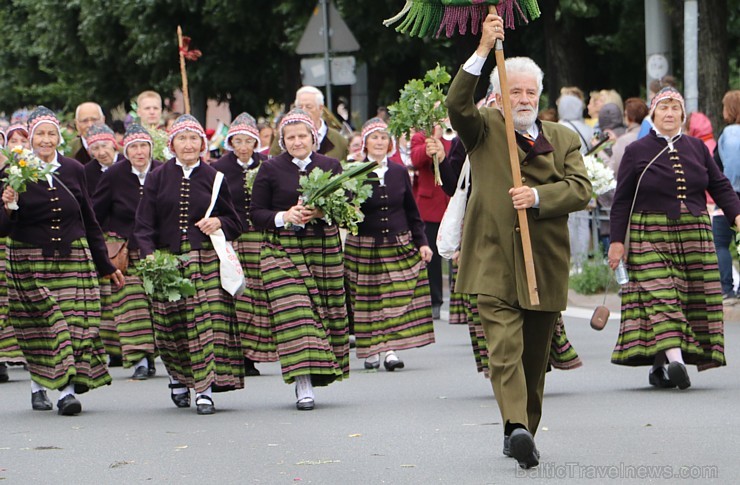 Dziesmu un deju svētku atklāšanas gājiens pulcē Rīgā visus Latvijas novadus (401-500) 226954