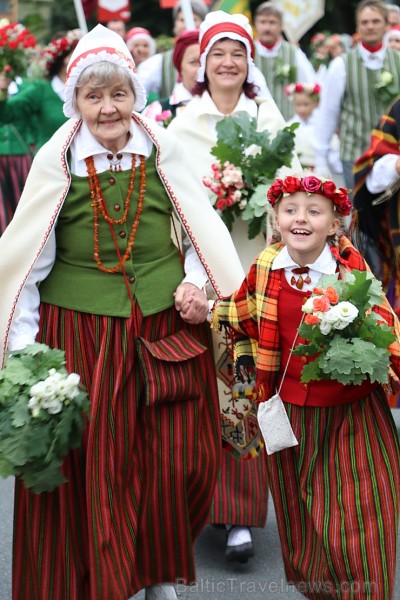 Dziesmu un deju svētku atklāšanas gājiens pulcē Rīgā visus Latvijas novadus (401-500) 226959