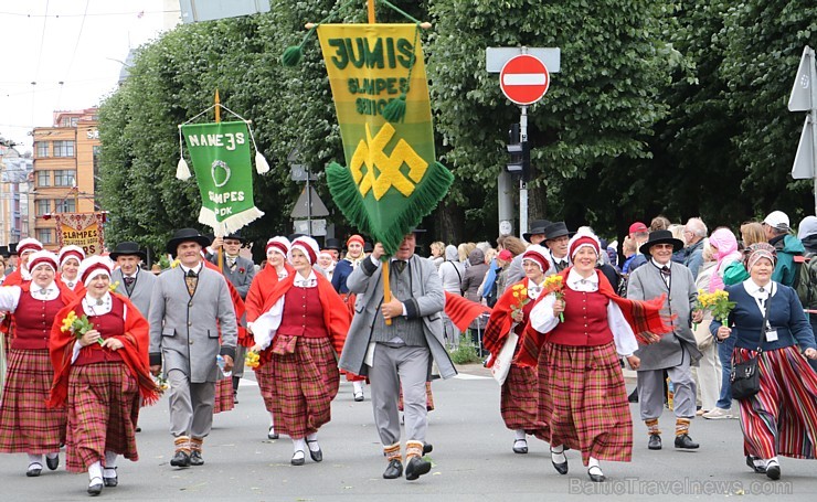 Dziesmu un deju svētku atklāšanas gājiens pulcē Rīgā visus Latvijas novadus (401-500) 226961