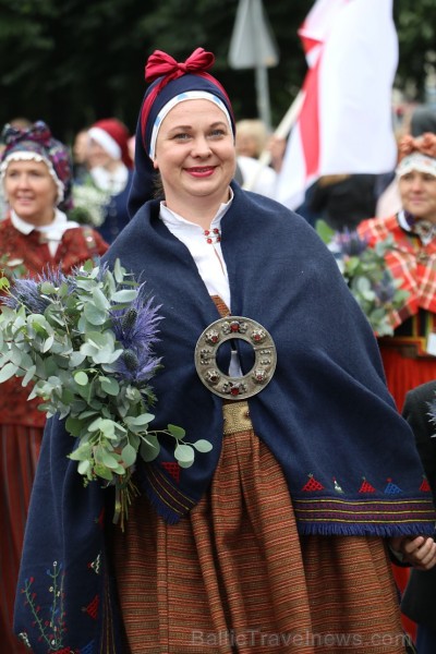 Dziesmu un deju svētku atklāšanas gājiens pulcē Rīgā visus Latvijas novadus (401-500) 226977