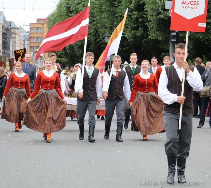 Dziesmu un deju svētku atklāšanas gājiens pulcē Rīgā visus Latvijas novadus (401-500) 226982