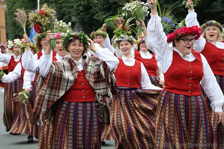 Dziesmu un deju svētku atklāšanas gājiens pulcē Rīgā visus Latvijas novadus (401-500) 226986