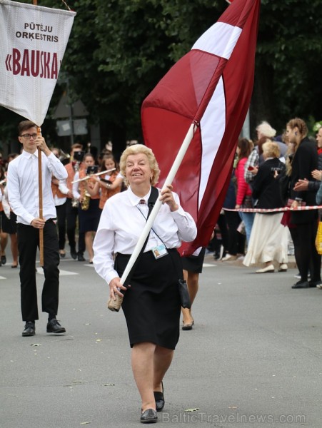 Dziesmu un deju svētku atklāšanas gājiens pulcē Rīgā visus Latvijas novadus (401-500) 226987