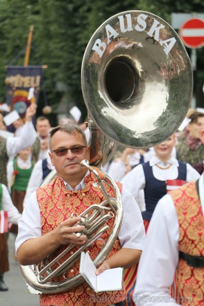Dziesmu un deju svētku atklāšanas gājiens pulcē Rīgā visus Latvijas novadus (401-500) 226988