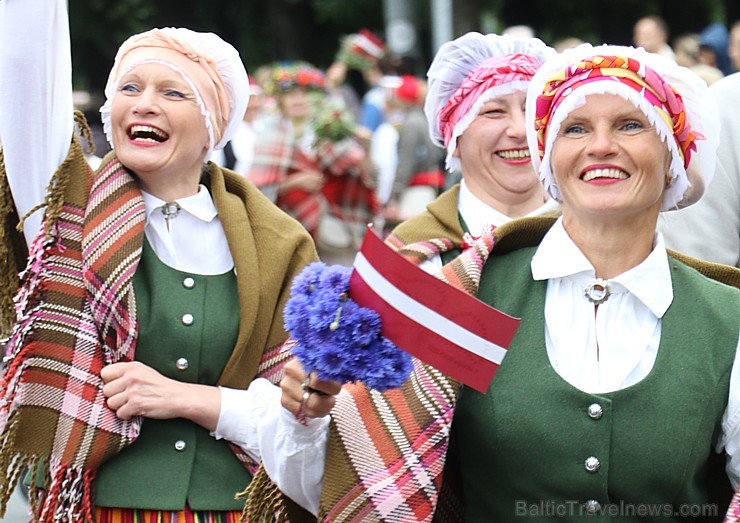 Dziesmu un deju svētku atklāšanas gājiens pulcē Rīgā visus Latvijas novadus (401-500) 226994