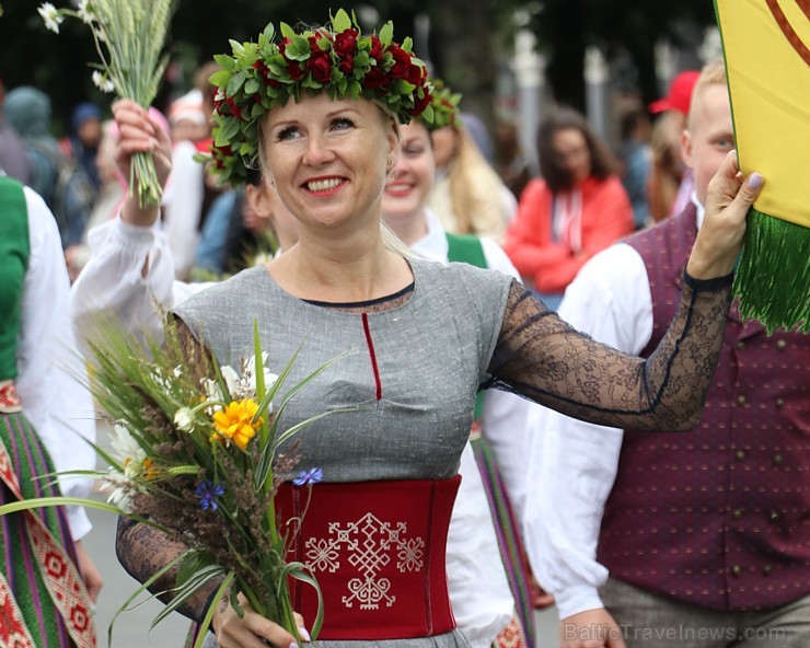 Dziesmu un deju svētku atklāšanas gājiens pulcē Rīgā visus Latvijas novadus (401-500) 227020