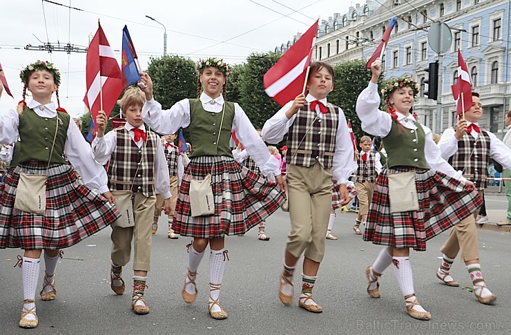 Dziesmu un deju svētku atklāšanas gājiens pulcē Rīgā visus Latvijas novadus (401-500) 227035