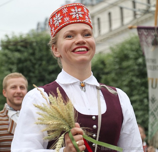 Dziesmu un deju svētku atklāšanas gājiens pulcē Rīgā visus Latvijas novadus (501-600) 227039