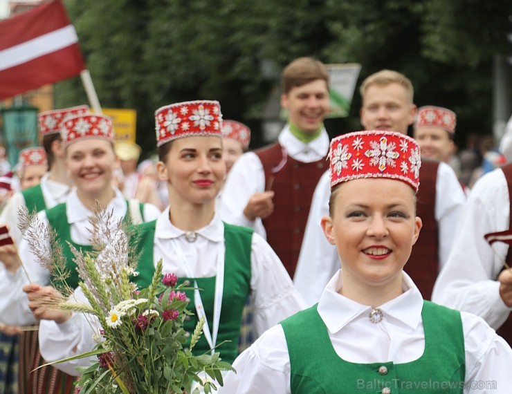 Dziesmu un deju svētku atklāšanas gājiens pulcē Rīgā visus Latvijas novadus (501-600) 227095