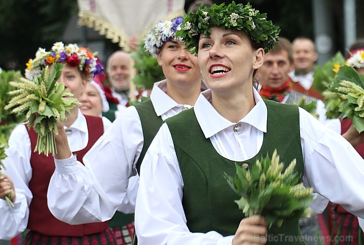 Dziesmu un deju svētku atklāšanas gājiens pulcē Rīgā visus Latvijas novadus (501-600) 227105