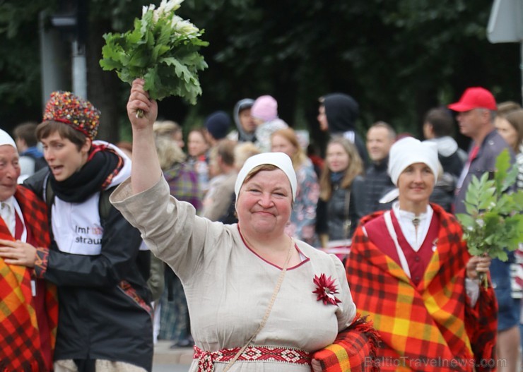 Dziesmu un deju svētku atklāšanas gājiens pulcē Rīgā visus Latvijas novadus (501-600) 227179