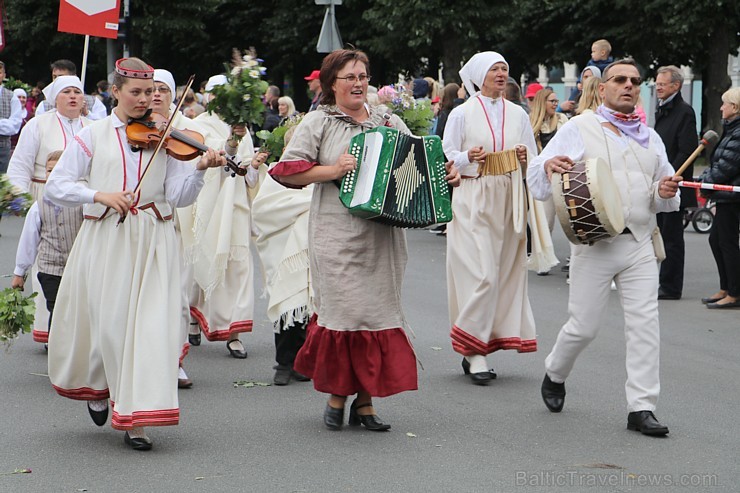 Dziesmu un deju svētku atklāšanas gājiens pulcē Rīgā visus Latvijas novadus (501-600) 227182