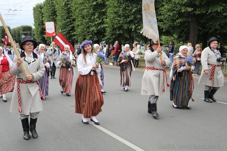 Dziesmu un deju svētku atklāšanas gājiens pulcē Rīgā visus Latvijas novadus (501-600) 227188