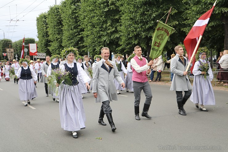 Dziesmu un deju svētku atklāšanas gājiens pulcē Rīgā visus Latvijas novadus (501-600) 227189