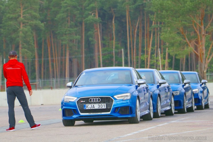 Travelnews.lv iespiež grīdā Audi RS3 un Audi RS4 akseleratora pedāli 227056