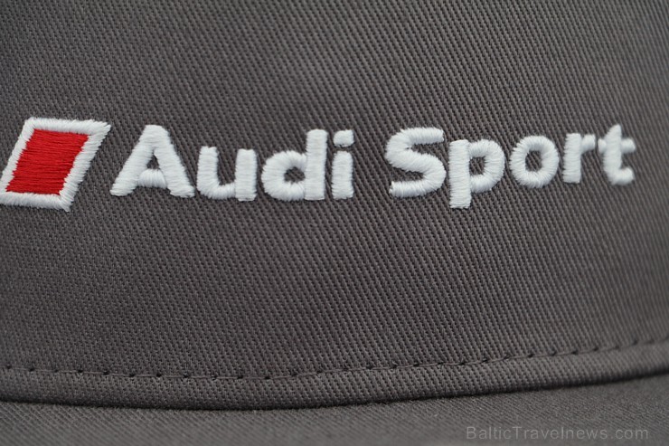 Travelnews.lv iespiež grīdā Audi RS3 un Audi RS4 akseleratora pedāli 227065