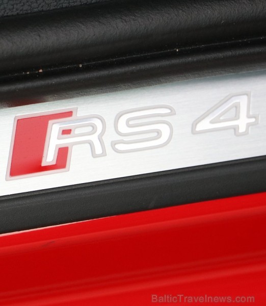 Travelnews.lv iespiež grīdā Audi RS3 un Audi RS4 akseleratora pedāli 227080