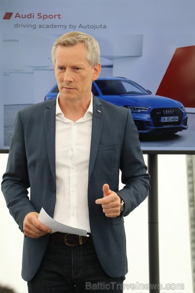Travelnews.lv iespiež grīdā Audi RS3 un Audi RS4 akseleratora pedāli 227087