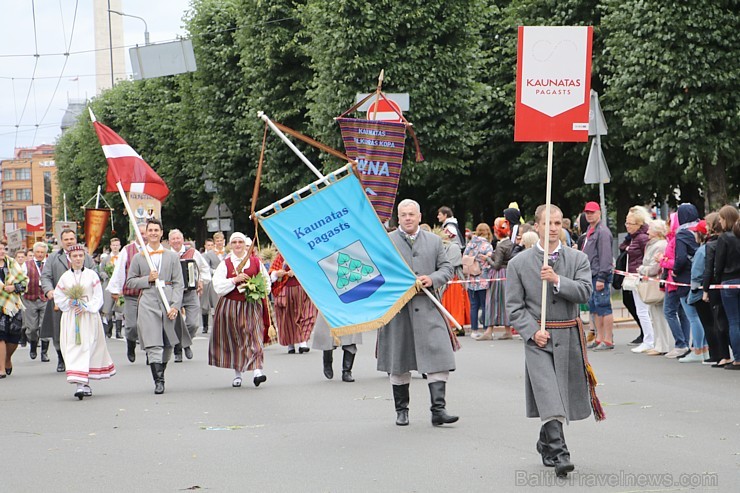 Dziesmu un deju svētku atklāšanas gājiens pulcē Rīgā visus Latvijas novadus (601-700) 227363