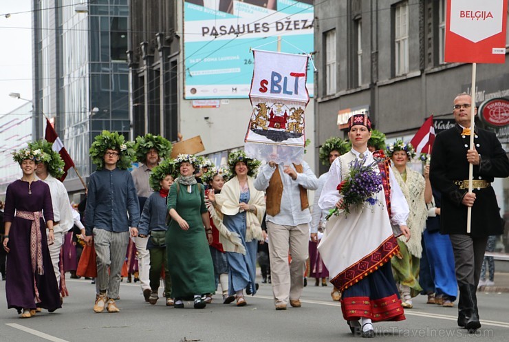 Dziesmu un deju svētku atklāšanas gājiens pulcē Rīgā visus Latvijas novadus (701-800) 227419