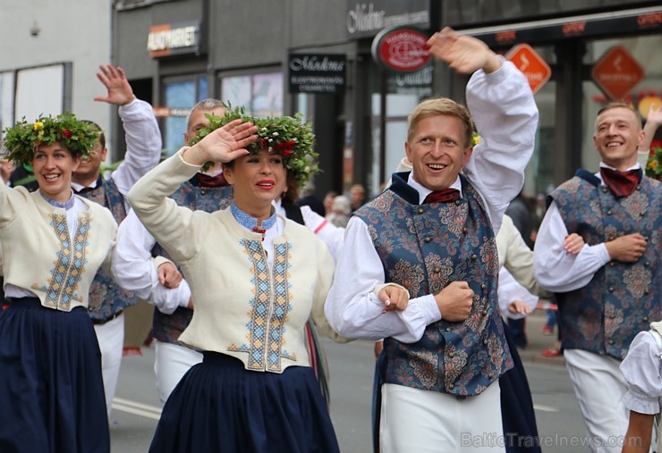 Dziesmu un deju svētku atklāšanas gājiens pulcē Rīgā visus Latvijas novadus (701-800) 227434