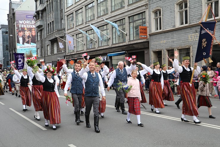 Dziesmu un deju svētku atklāšanas gājiens pulcē Rīgā visus Latvijas novadus (701-800) 227449