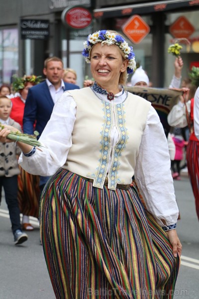 Dziesmu un deju svētku atklāšanas gājiens pulcē Rīgā visus Latvijas novadus (701-800) 227454