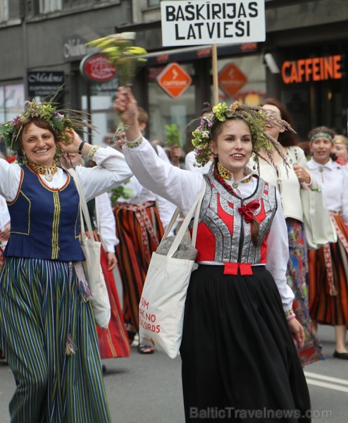 Dziesmu un deju svētku atklāšanas gājiens pulcē Rīgā visus Latvijas novadus (701-800) 227456