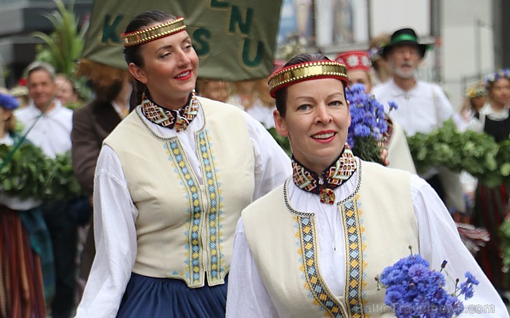 Dziesmu un deju svētku atklāšanas gājiens pulcē Rīgā visus Latvijas novadus (701-800) 227463