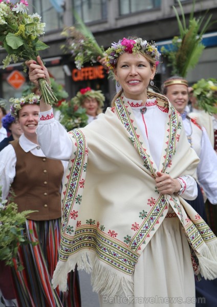 Dziesmu un deju svētku atklāšanas gājiens pulcē Rīgā visus Latvijas novadus (701-800) 227466