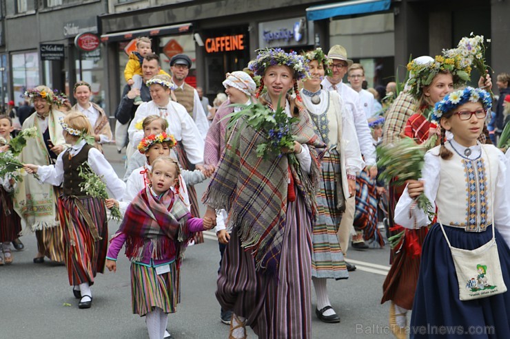 Dziesmu un deju svētku atklāšanas gājiens pulcē Rīgā visus Latvijas novadus (701-800) 227471