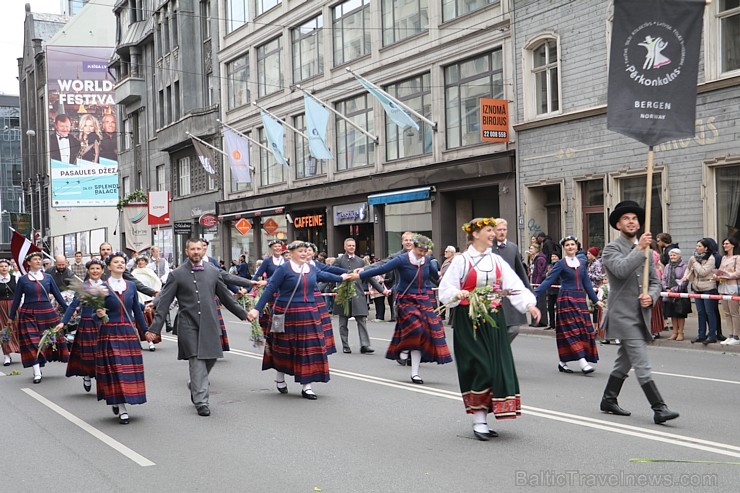 Dziesmu un deju svētku atklāšanas gājiens pulcē Rīgā visus Latvijas novadus (701-800) 227485
