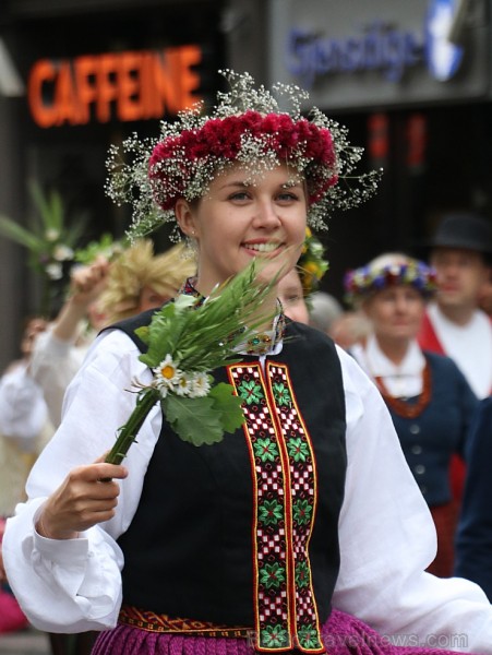 Dziesmu un deju svētku atklāšanas gājiens pulcē Rīgā visus Latvijas novadus (701-800) 227489