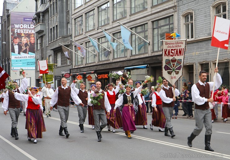 Dziesmu un deju svētku atklāšanas gājiens pulcē Rīgā visus Latvijas novadus (701-800) 227493