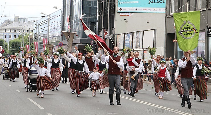 Dziesmu un deju svētku atklāšanas gājiens pulcē Rīgā visus Latvijas novadus (701-800) 227496
