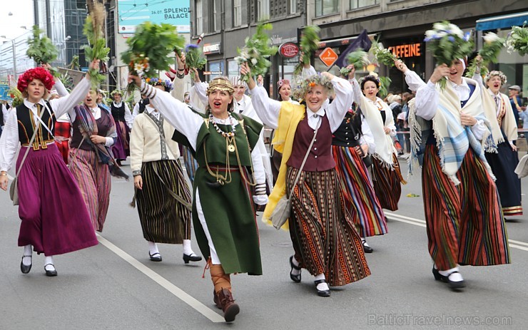 Dziesmu un deju svētku atklāšanas gājiens pulcē Rīgā visus Latvijas novadus (801-845) 227566