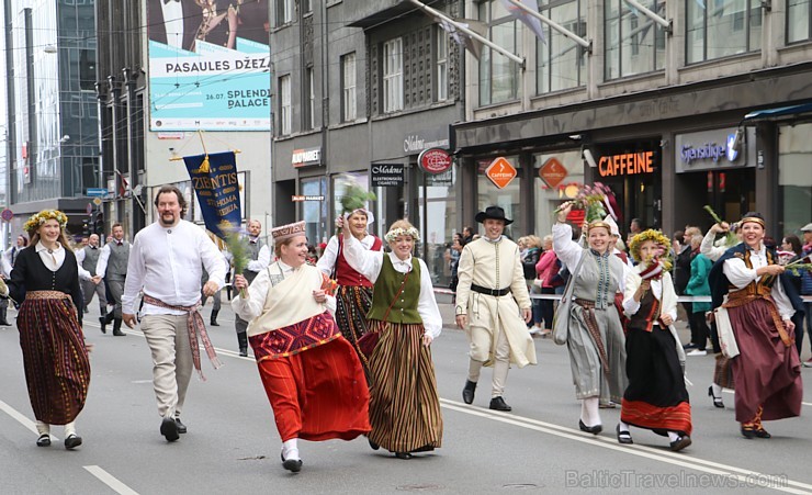 Dziesmu un deju svētku atklāšanas gājiens pulcē Rīgā visus Latvijas novadus (801-845) 227574
